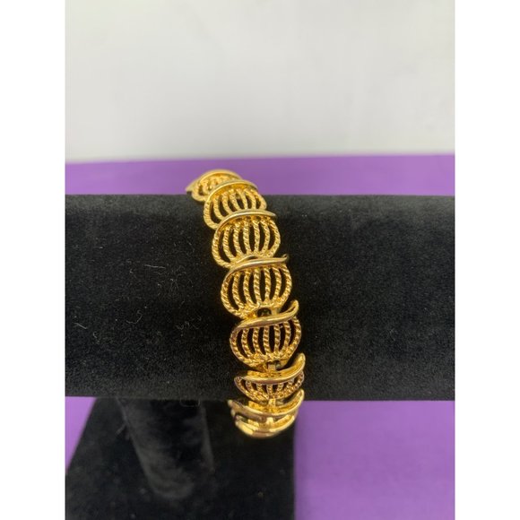 Trifari Gold Tone 7 Inch Mid Century Modern Fold Over Clasp 7.5" Bracelet - Picture 1 of 7